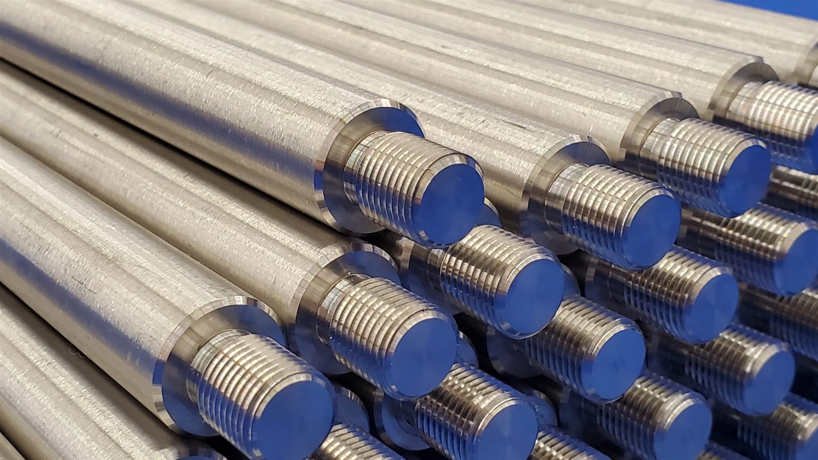 Batch of turned metal components with machined threads